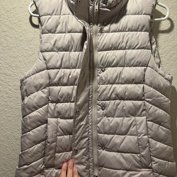 GAP Recycled Lightweight Quilted Puffer Vest Beige Women’s Medium Zip + Snap - Picture 6 of 12